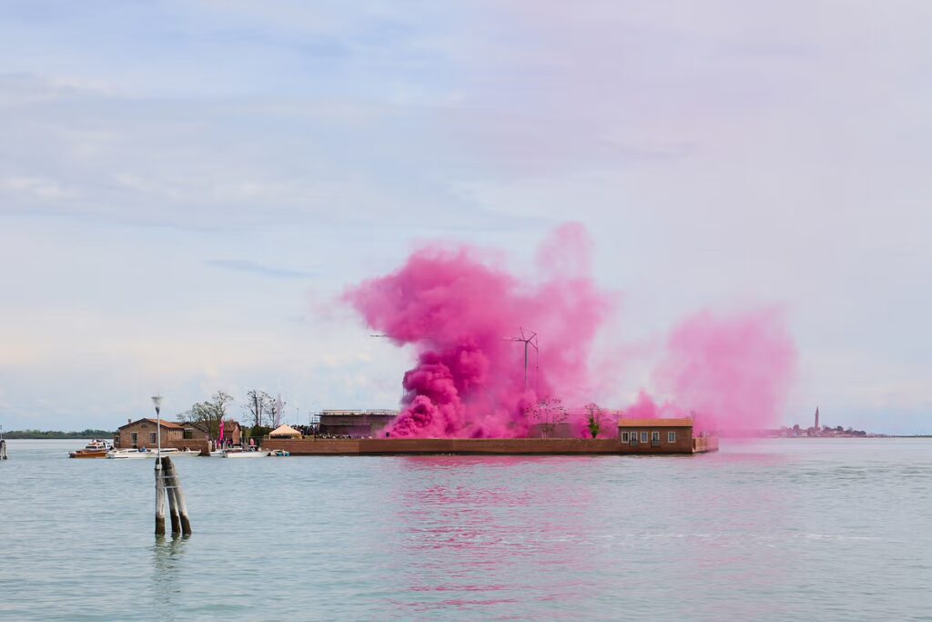 Venice Biennale 2026 — Isola di San Giacomo v benátskej lagúne, Fondazione Sandretto Re Rebaudengo, ružový dym nad ostrovom.