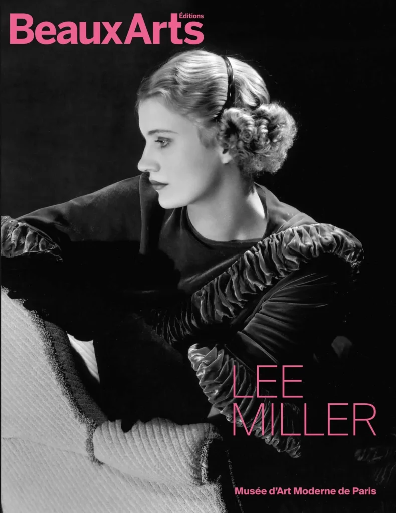 Obálka katalógu výstavy Lee Miller v Musée d'Art Moderne de Paris — čiernobiela fotografia umelkyne z profilu.