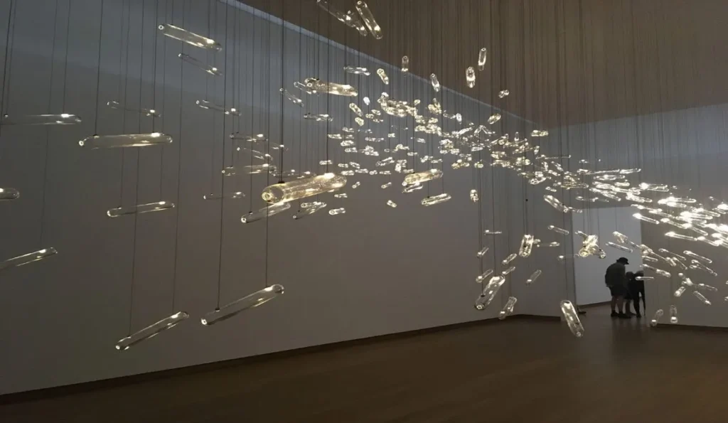 Venice Biennale 2026 — Studio DRIFT, Fragile Future, Coded Nature 2018, kinetická svetelná inštalácia zo sklenených objektov zavesených v galérii.