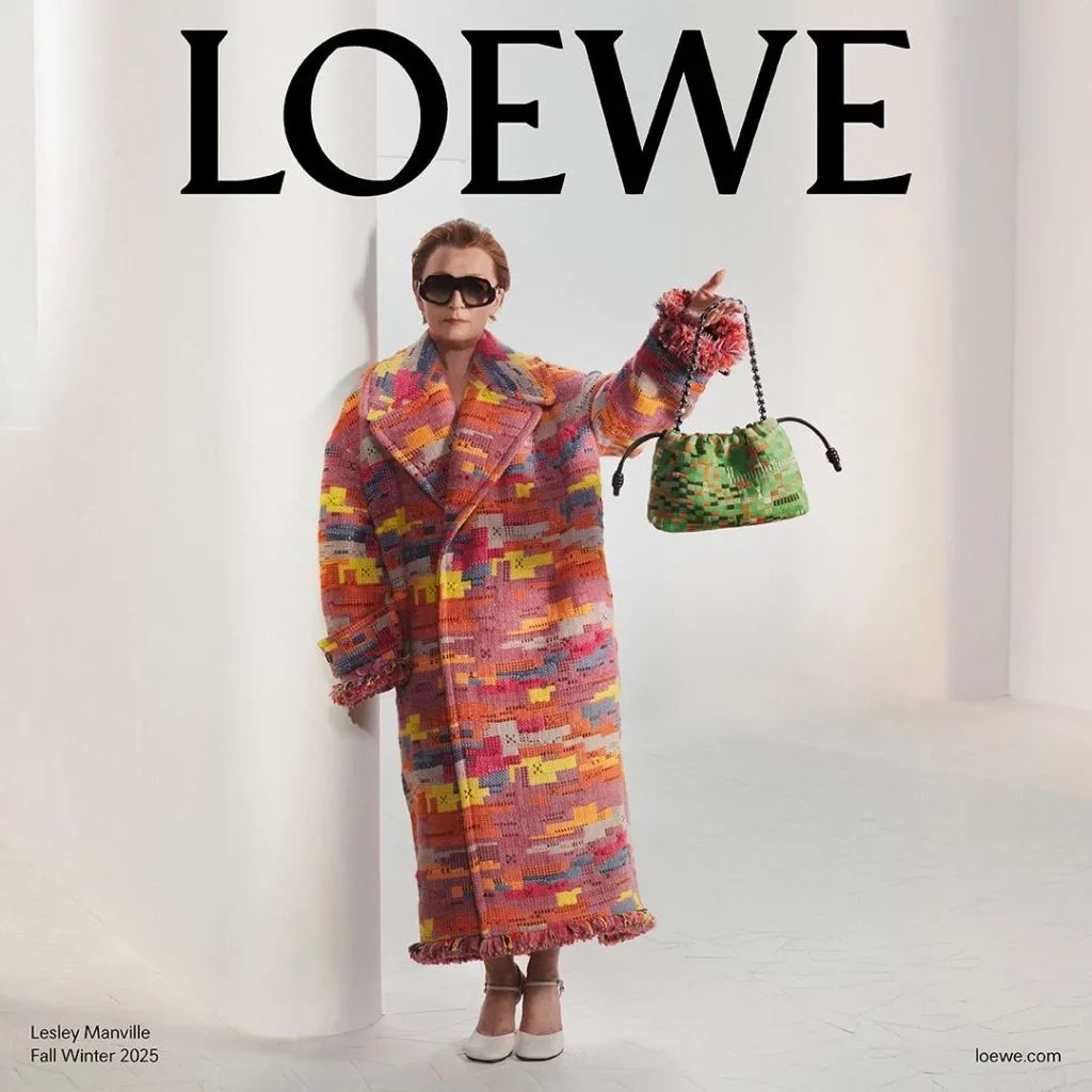 Lesley Manville v dlhom tkáčskom kabáte s farebným vzorom inšpirovaným prácou Anni Albers, kolekcia Loewe Fall Winter 2025.