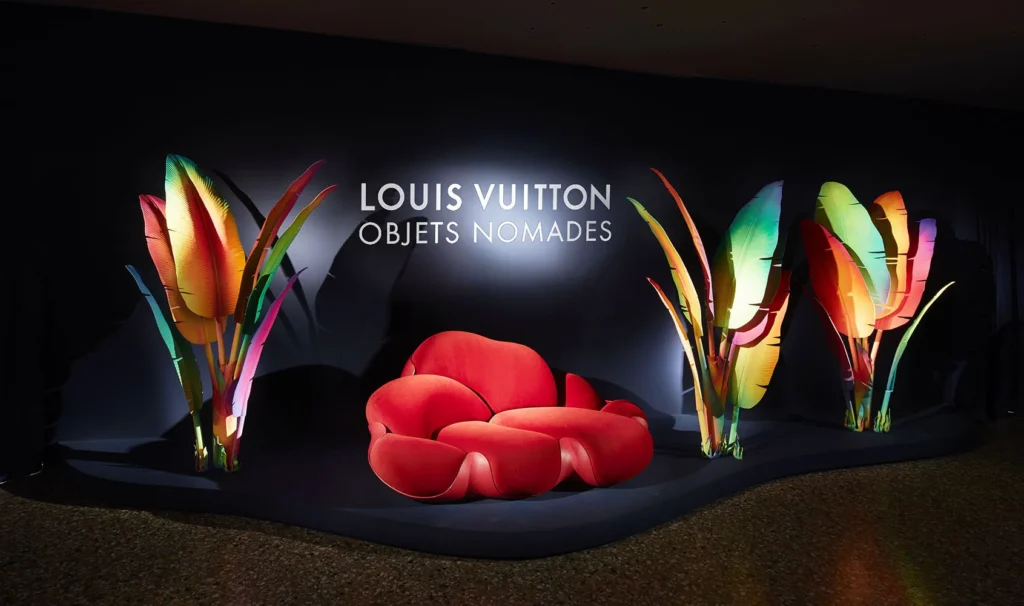 Louis Vuitton Objets Nomades — farebné tropické inštalácie a červené kreslo v priestore Palazzo Serbelloni, Fuorisalone 2019.