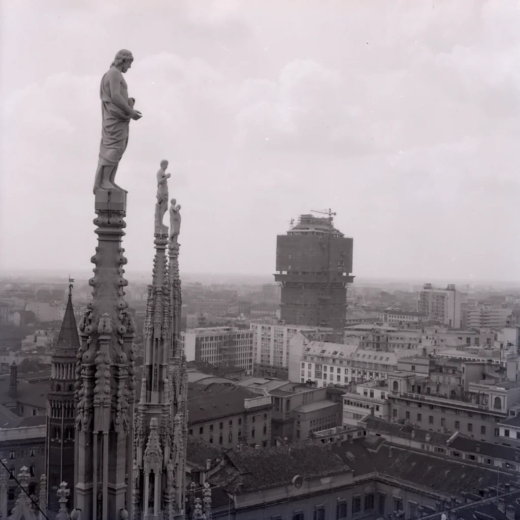Torre Velasca vo výstavbe pohľad z Duoma Miláno 1956