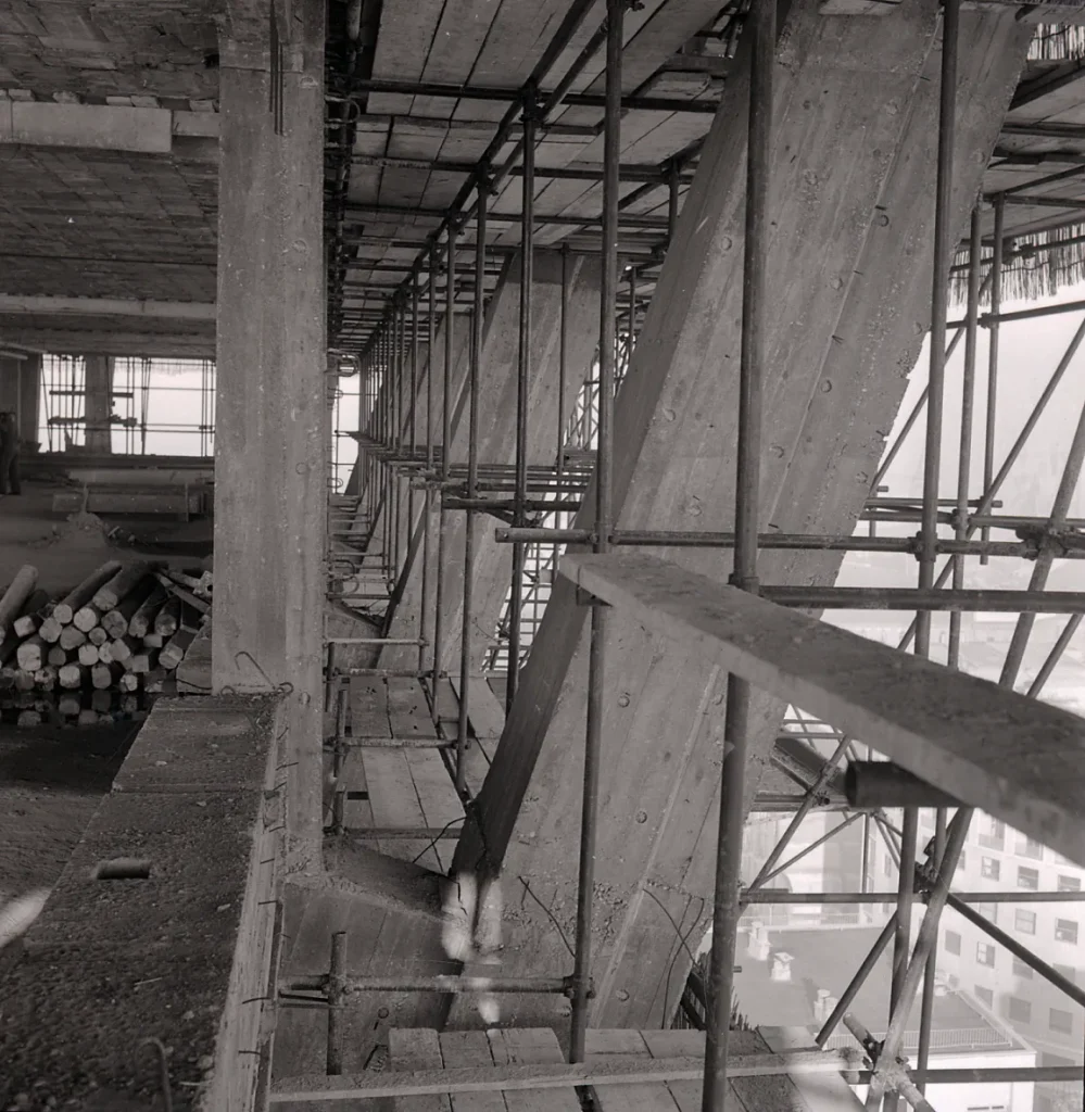 Torre Velasca lešenie betónová konštrukcia výstavba 1956