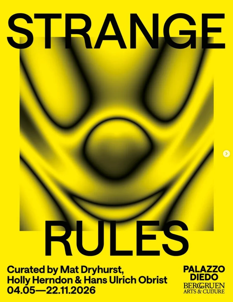 Žltý plagát výstavy Strange Rules, Palazzo Diedo, Benátky 2026. Kurátori Mat Dryhurst, Holly Herndon a Hans Ulrich Obrist.
