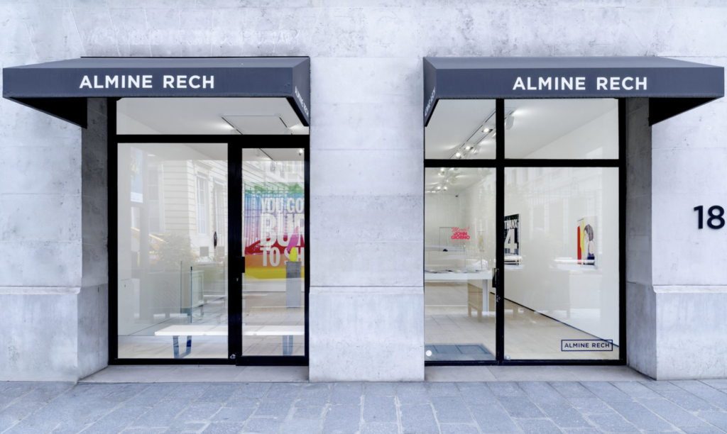 Almine Rech Venice Biennale 2026 — inštalačný pohľad, Merci! John Giorno, Almine Rech Paris 2025, výklad galérie s farebnými textovými dielami.