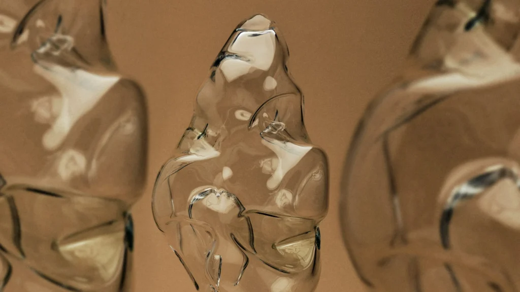 Art Basel Awards 2026 — trofej navrhnutá Herzog & de Meuron, biomorfné sklenené objekty zachytávajúce tvar dychu, Glassworks Matteo Gonet.