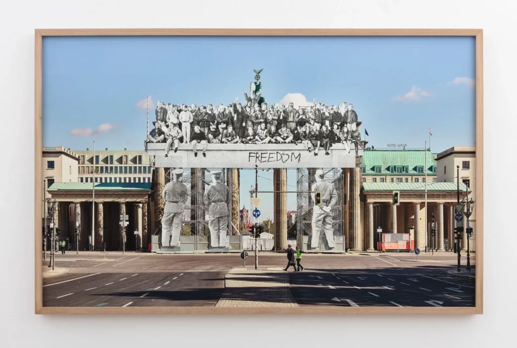 JR, Giants, Brandenburg Gate, 2018 — fotografická inštalácia s čiernobielymi postavami gigantov na Brandenburskej bráne v Berlíne s nápisom Freedom.