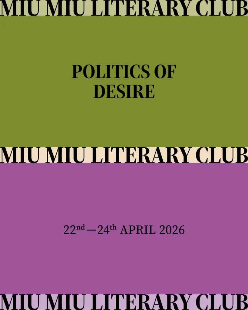 Vizuál Miu Miu Literary Club 2026 — nápis Politics of Desire na olivovo zelenom pozadí s logom Miu Miu.