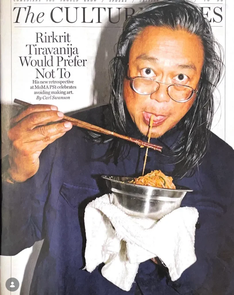 Rirkrit Tiravanija na obálke New York Magazine pri príležitosti retrospektívy A LOT OF PEOPLE v MoMA PS1, október 2023.