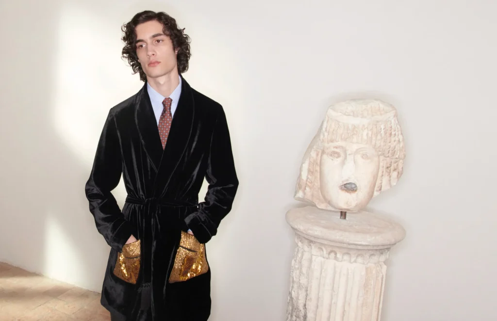 Valentino Pre-Autumn 2026 Sombr zamatový plášť antická socha palazzo