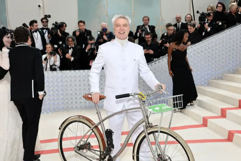 David Byrne Met Gala 2023 bicykel biely oblek

