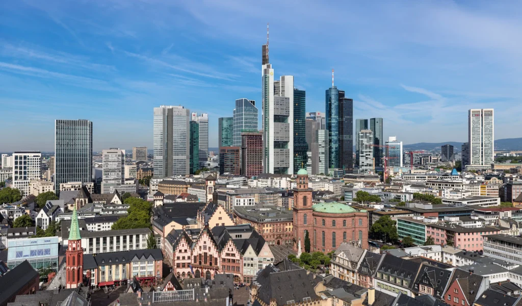 Frankfurt skyline historické centrum Römerberg mrakodrapy Frankfurt art guide