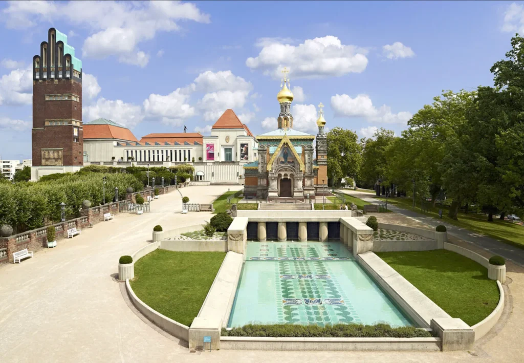 Mathildenhöhe Darmstadt UNESCO svadobná veža Lilienbecken umelecká kolónia Frankfurt art guide