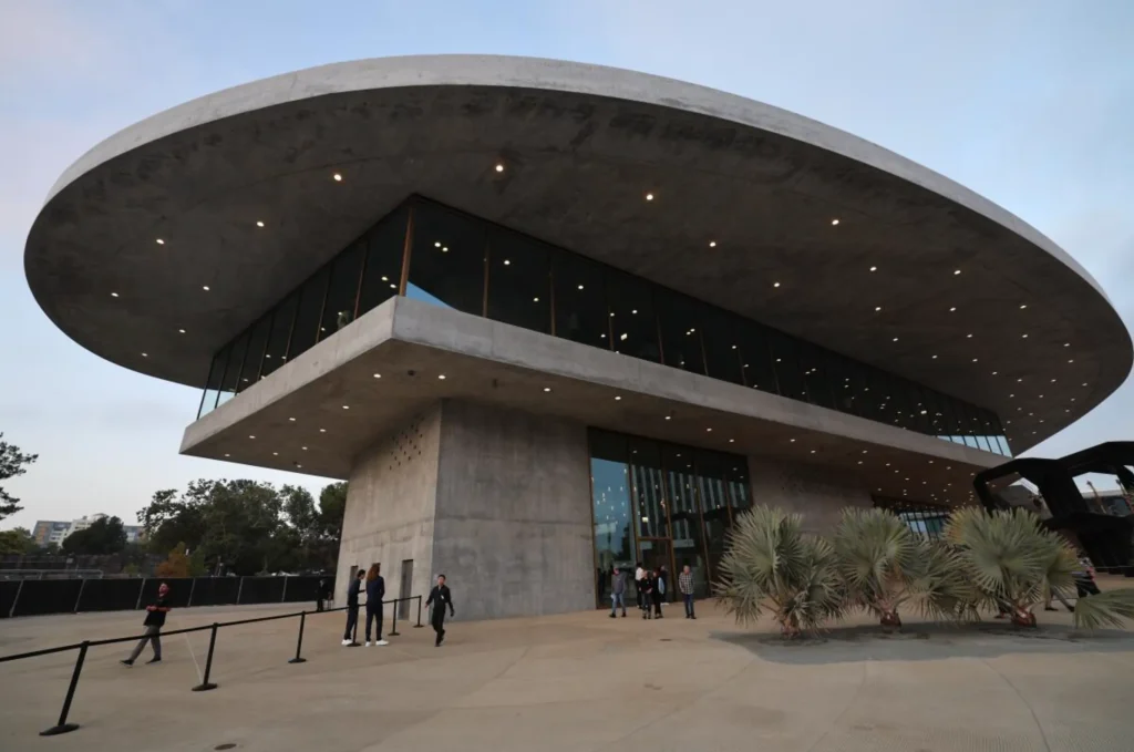 LACMA David Geffen Galleries Peter Zumthor architektúra Los Angeles Dior Cruise 2027
