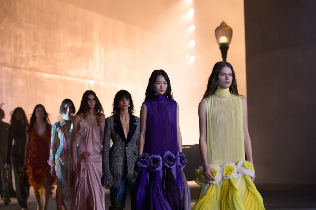 Dior Cruise 2027 prehliadka LACMA fialové žlté šaty Jonathan Anderson
