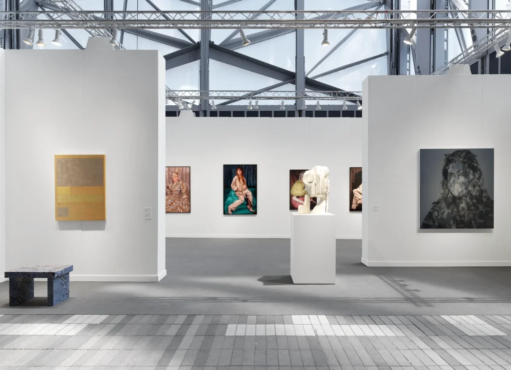 Hauser Wirth stánok Frieze New York 2026 Cindy Sherman inštalačný pohľad
