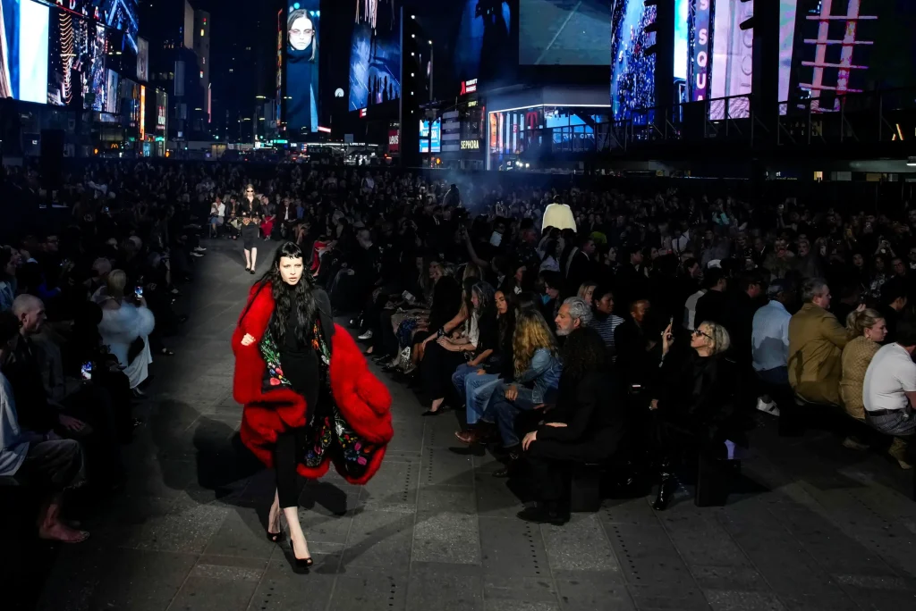 Gucci GucciCore Cruise 2027 prehliadka Times Square New York publikum noc