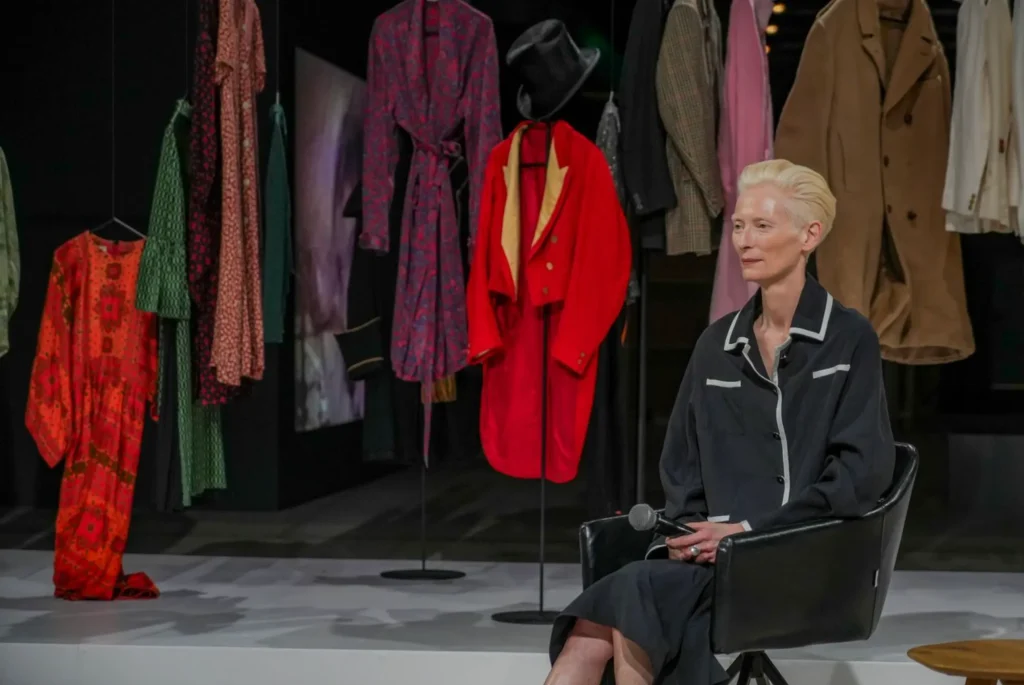 Tilda Swinton počas výstavy Ongoing v priestore Onassis Ready v Aténach, máj 2026
