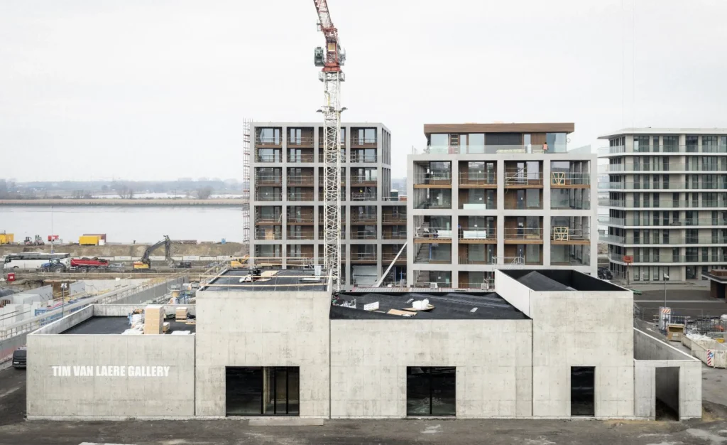 Tim Van Laere Gallery, nová budova v Nieuw Zuid, Antverpy, OFFICE KGDVS, vo výstavbe, 2022. Foto: Frederik Vercruysse.