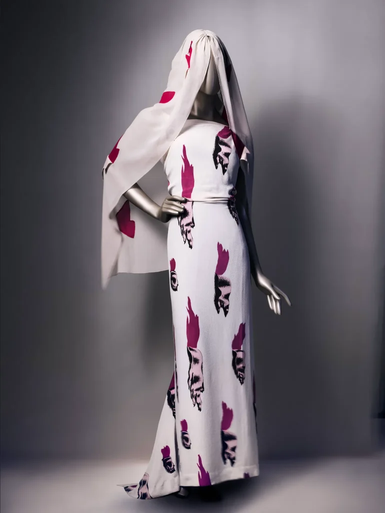 Elsa Schiaparelli a Salvador Dalí, Tears dress with veil, leto 1938. Biele šaty s potlačou trhajúcich sa tkanín a závojom. Foto: Emil Larsson.
