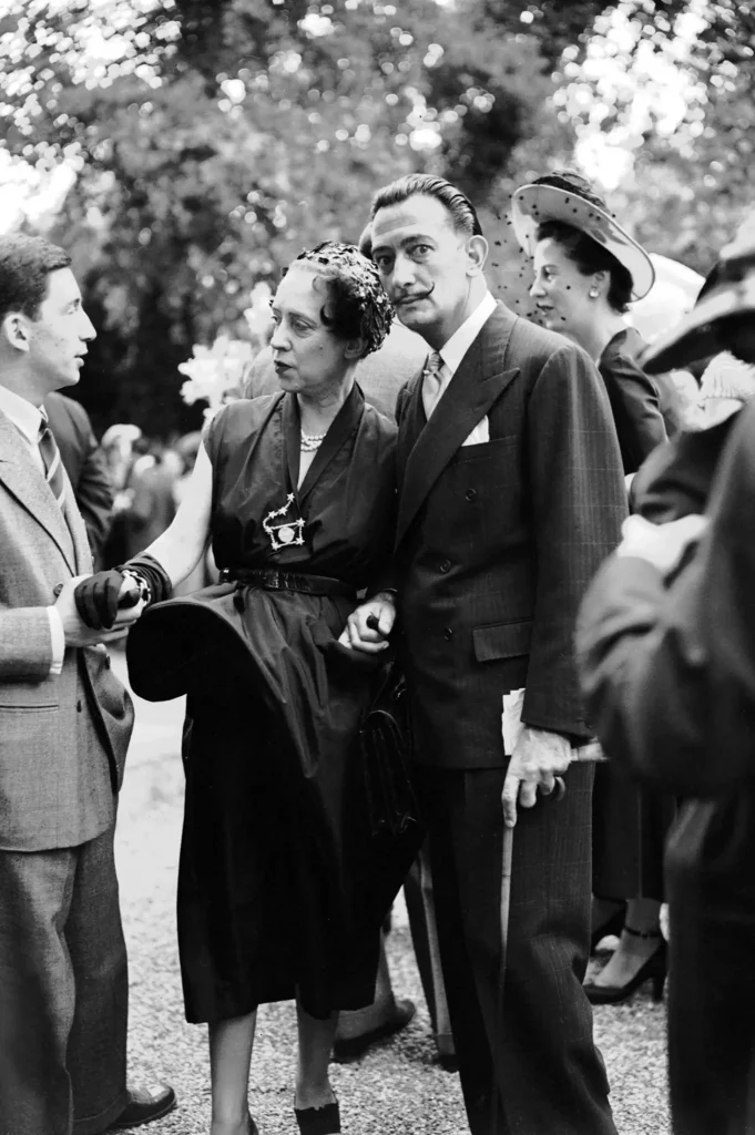 Elsa Schiaparelli a Salvador Dalí, čiernobiela fotografia, okolo 40. rokov 20. storočia. Zdroj: British Vogue.
