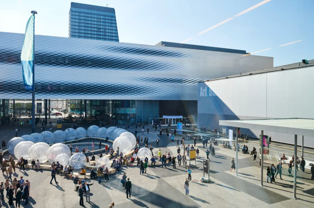 Messe Basel, nová hala Herzog & de Meuron, 2013. Exteriér s perforovanou fasádou počas Art Basel 2022. Foto: Crash.