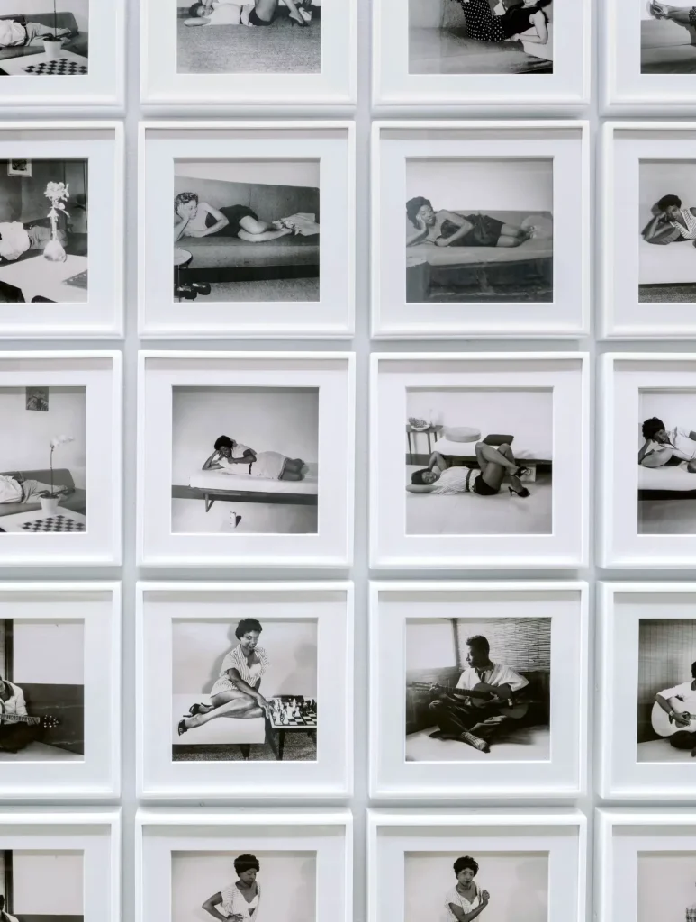 Lorna Simpson 1957-2009 fotografia inštalácia čiernobiela
