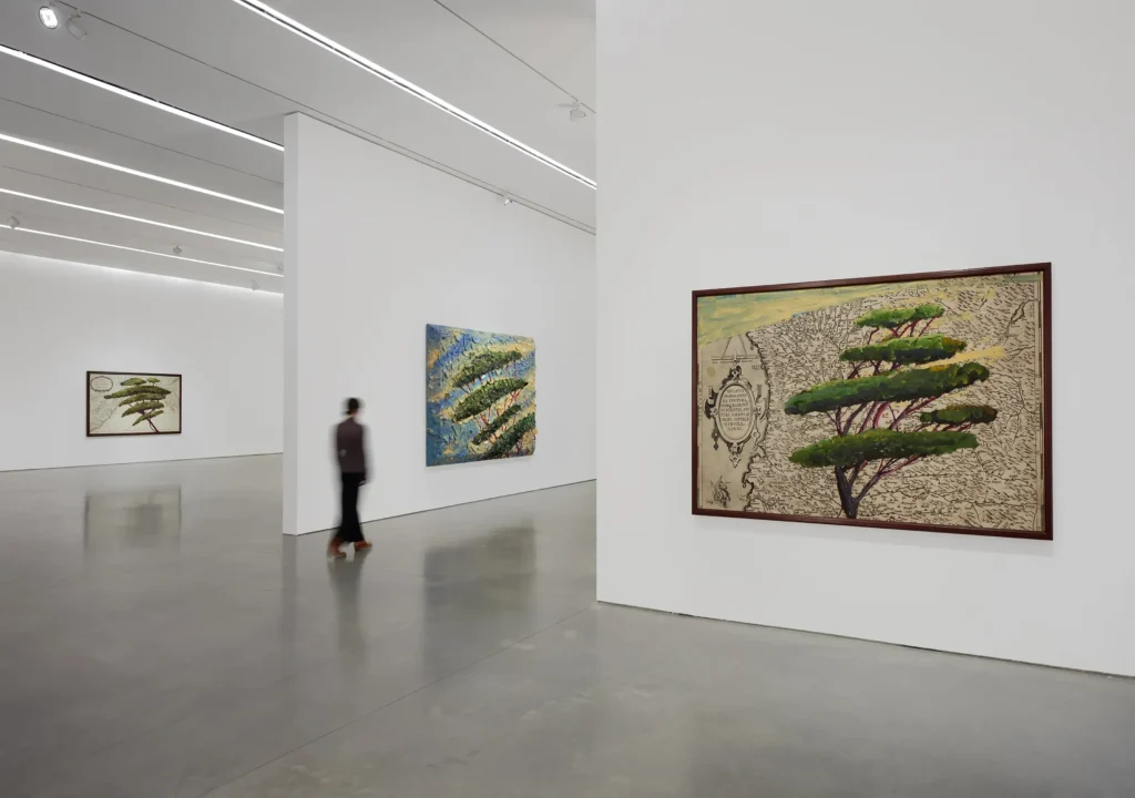 Julian Schnabel, Italy Through Its Trees, inštalačný pohľad, Pace Gallery, New York, 2026. Maľby pinií na starých mapách Talianska.
