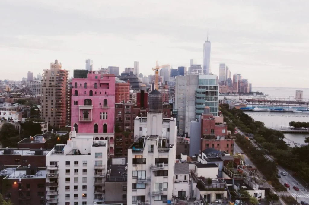 Palazzo Chupi, Julian Schnabel, 360 West 11th Street, West Village, New York. Exteriér s ružovočervenou fasádou v štýle benátskeho palazzo.

