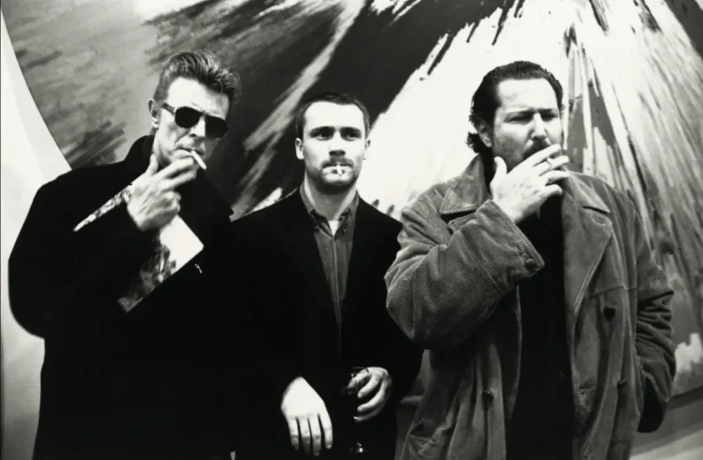 David Bowie, Damien Hirst a Julian Schnabel, New York, 1996. Foto: Roxanne Lowit. Archival Pigment Print, 76.2 x 101.6 cm.
