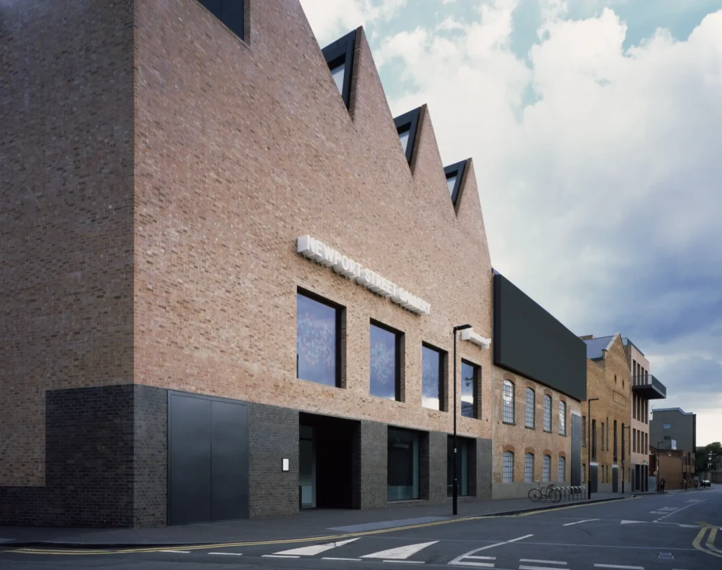 Newport Street Gallery, Caruso St John Architects, Vauxhall, Londýn, 2004–2015. Pohľad na mesto zo strechy galérie.

