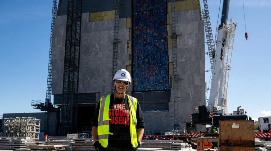 Julie Mehretu počas inštalácie diela Uprising of the Sun na Obama Presidential Center, Chicago, september 2024. Foto: The Obama Foundation.