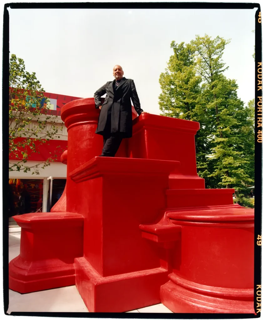 Jeffrey Gibson na soche the space in which to place me, americký pavilón, Benátske bienále, 2024. Foto: Joshua Woods pre PIN-UP.