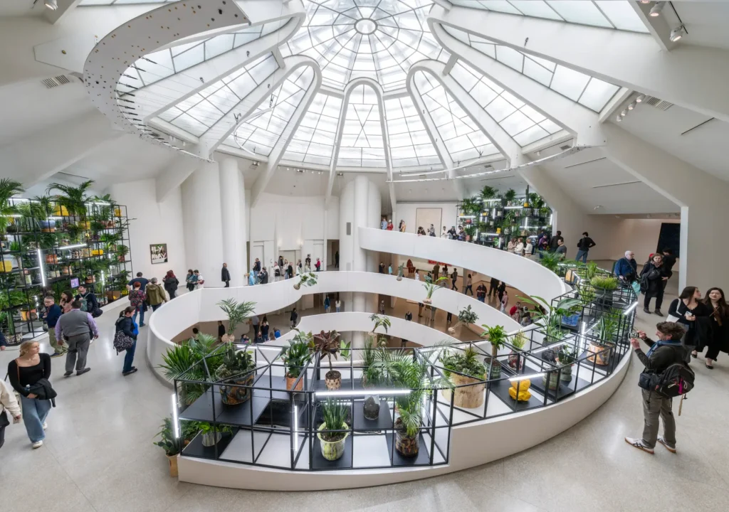Rashid Johnson: A Poem for Deep Thinkers, inštalačný pohľad, Solomon R. Guggenheim Museum, New York, 2025. Foto: David Heald. © Solomon R. Guggenheim Foundation.