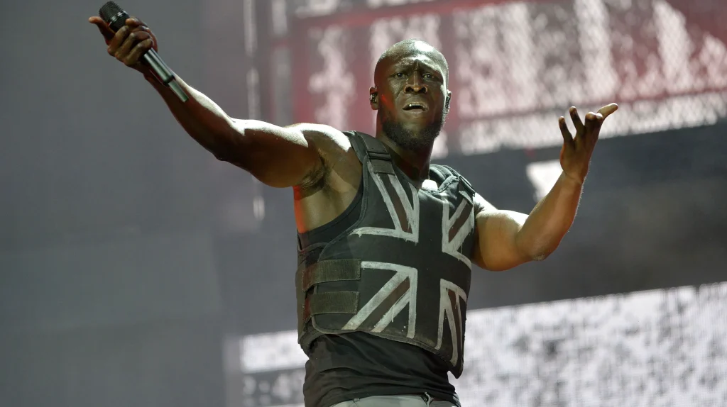 Stormzy Glastonbury 2019 vesta Banksy Union Jack živé vystúpenie
