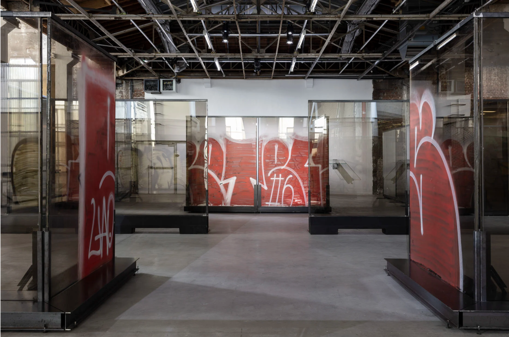 Anne Imhof Natures Mortes inštalačný pohľad Palais de Tokyo Paríž 2021 sklenený labyrint