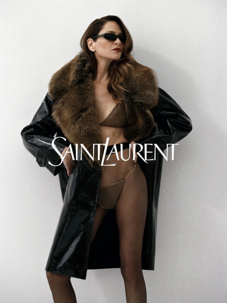 Frankie Rayder v lakovanom kabáte Saint Laurent jeseň 2026, fotografia Talia Chetrit