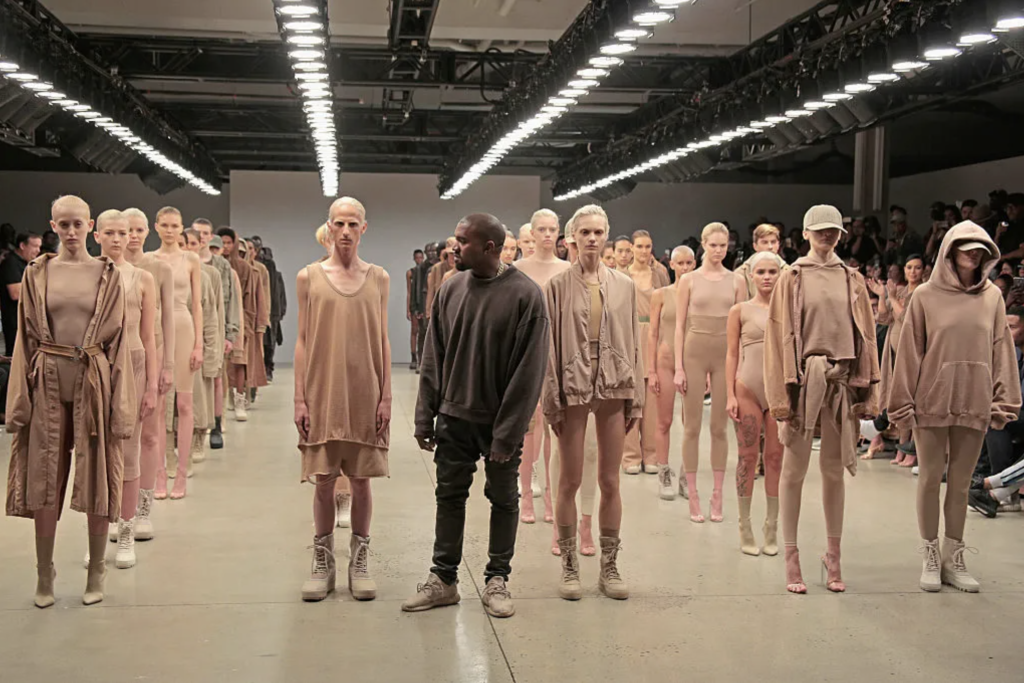 Kanye West a Vanessa Beecroft, prezentácia Yeezy Season 2, 2016
