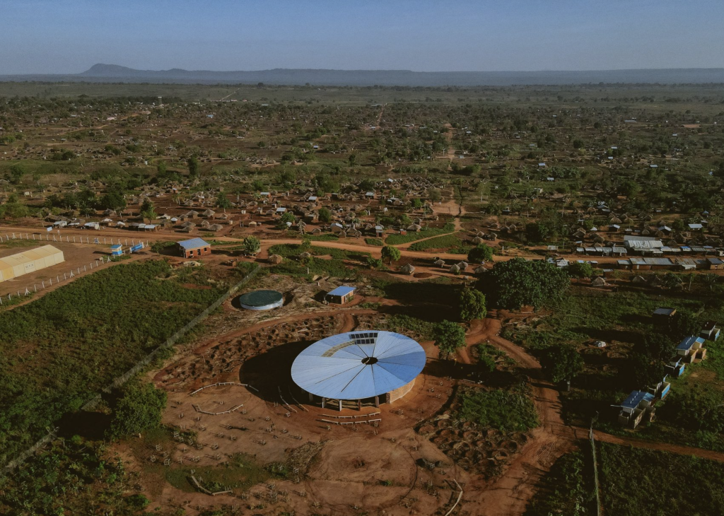 Bidi Bidi Performing Arts Centre, letecký pohľad, Uganda, RIBA International Awards 2026