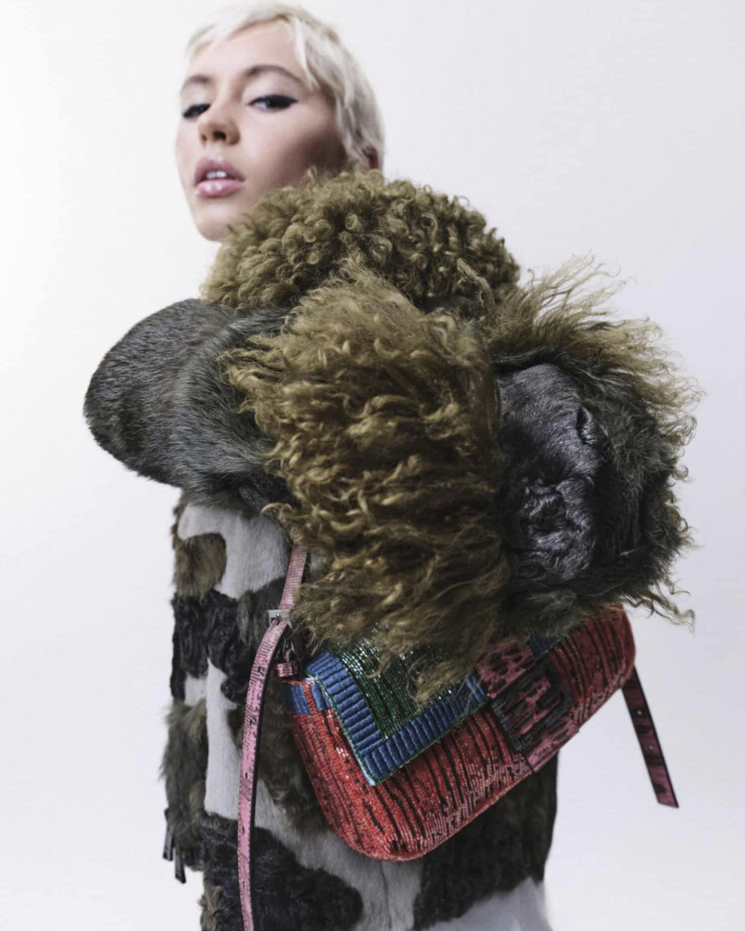Iris Law s kabelkou Fendi Baguette s farebnou sekvenovou potlačou, kampaň 2026