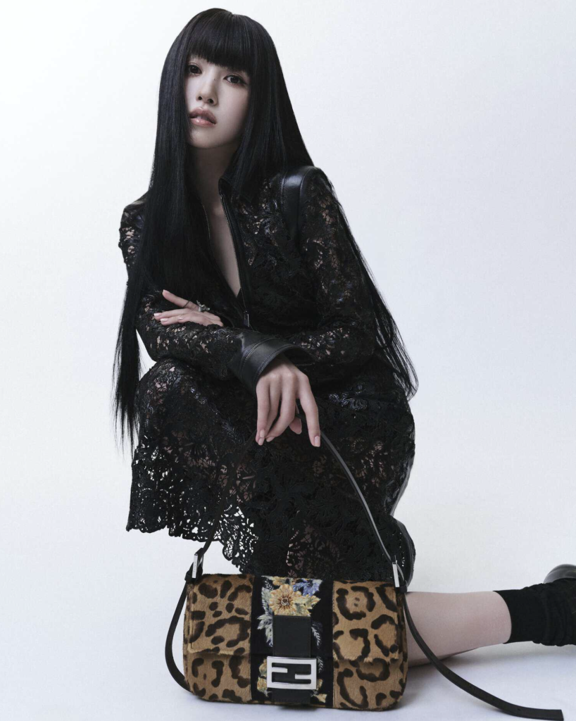 Mina s leopardím vzorom kabelky Fendi Baguette, kampaň 2026