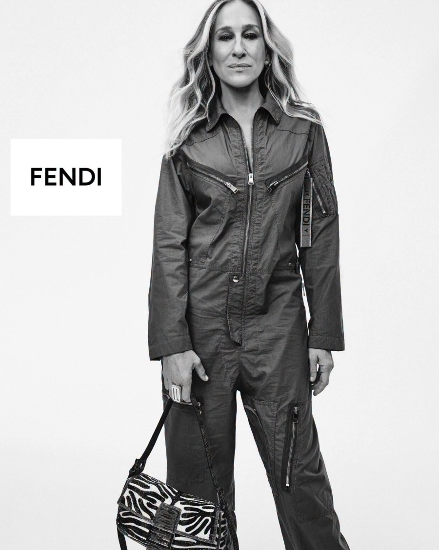 Sarah Jessica Parker s kabelkou Fendi Baguette v zebrovom vzore, kampaň 2026