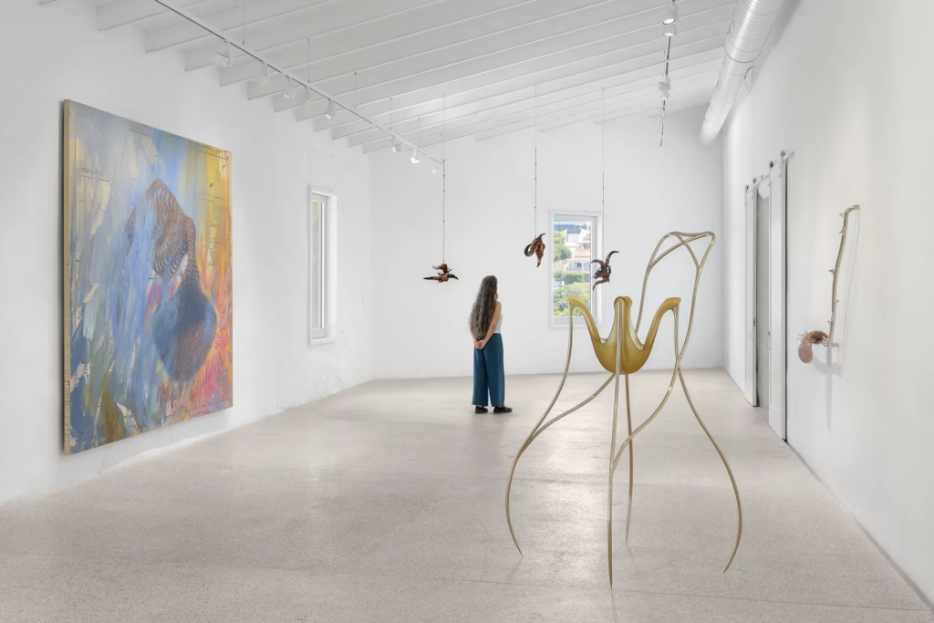 Directionless, inštalácia v Hauser & Wirth Menorca, sklená socha a maľba

