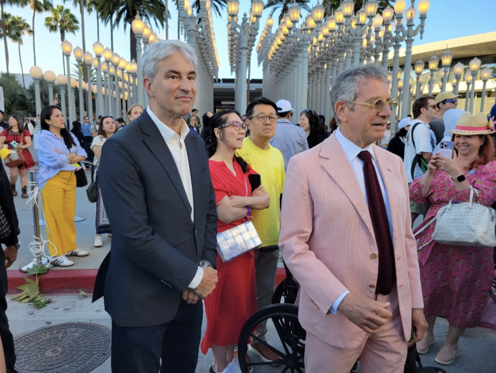 Jeffrey Deitch a Michael Govan pred inštaláciou Urban Light, LACMA
