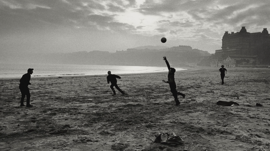 Don McCullin, archívna fotografia chlapcov hrajúcich sa s loptou na pláži