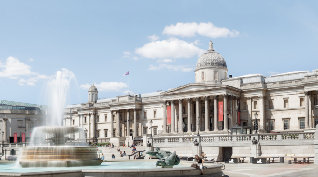 Klasicistická budova National Gallery v Londýne na Trafalgarskom námestí s kupolou a stĺporadím, vpredu fontána