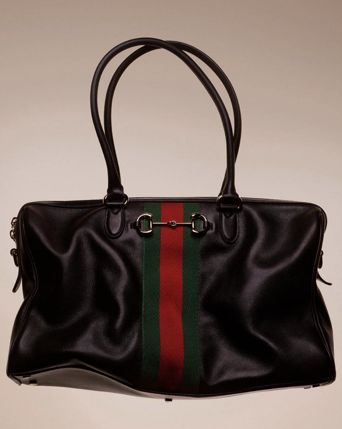 Gucci Borsetto SS26, čierna koža a tmavohnedý semiš s kovaním Horsebit a pruhom Gucci Web v zeleno-červenej farbe