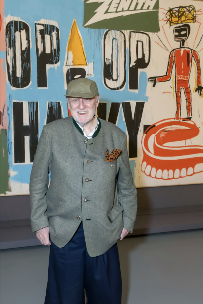 Bruno Bischofberger v roku 2023 pred obrazom OP OP, ktorý spoločne vytvorili Jean-Michel Basquiat a Andy Warhol