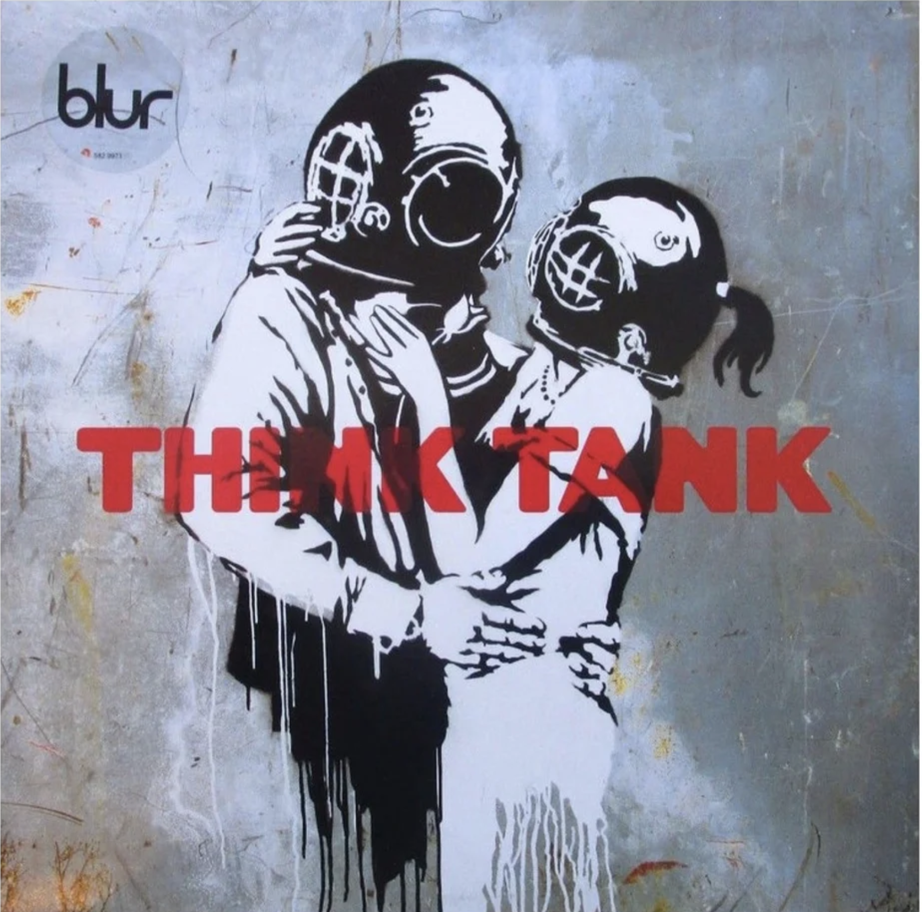 Obal albumu Think Tank od Blur z roku 2003 s Banksyho šablónovým motívom dvoch postáv s hlavami v potápačských prilbách, ktoré sa pokúšajú bozkať