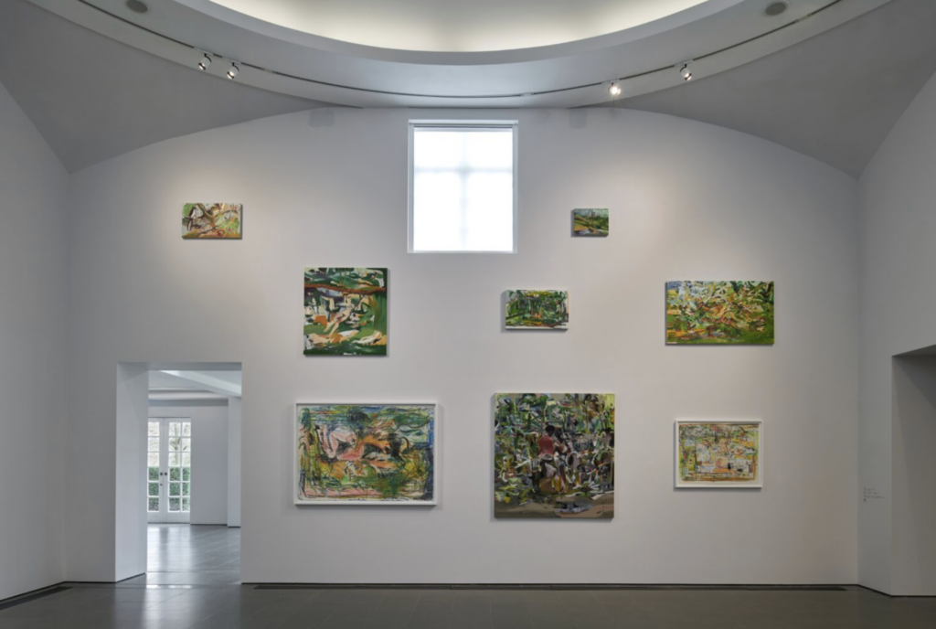 Inštalačný pohľad na výstavu Cecily Brown Picture Making v Serpentine South, viacero malieb s motívmi zelenej krajiny a postáv zavesených na bielej stene pod klenutým stropom